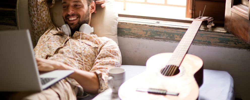 Ready to turn your side hustle into a full-time job? This article can help